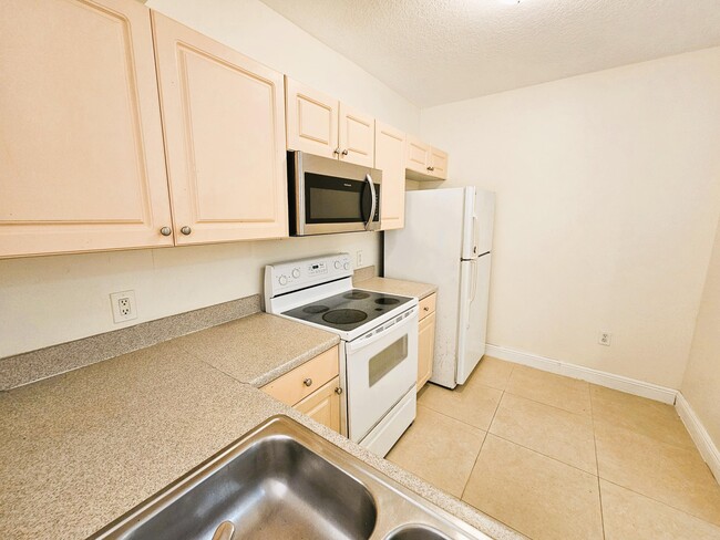 1055 Golden Lakes Blvd in Royal Palm Beach, FL - Building Photo - Building Photo