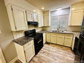 1209 E Twin Lakes Dr in Little Rock, AR - Foto de edificio - Building Photo