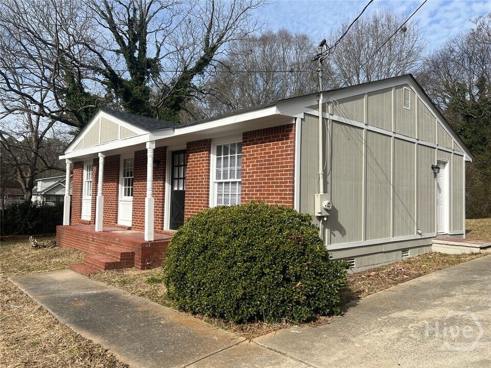 1695 E Broad St in Athens, GA - Building Photo