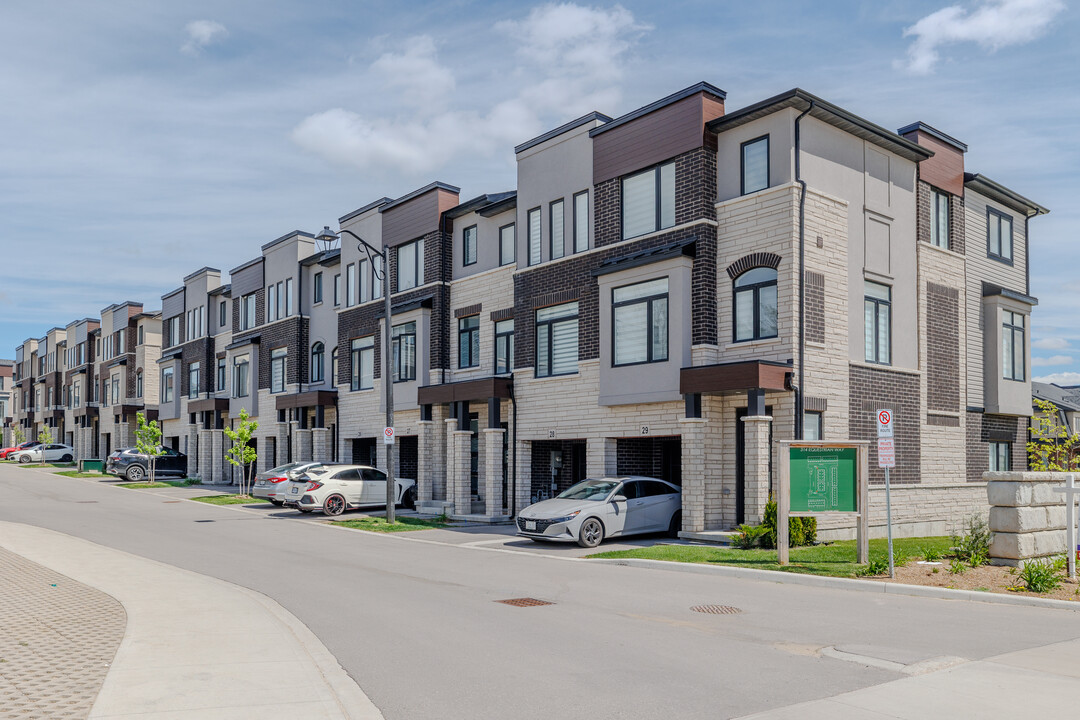 314 Equestrian Way in Cambridge, ON - Building Photo