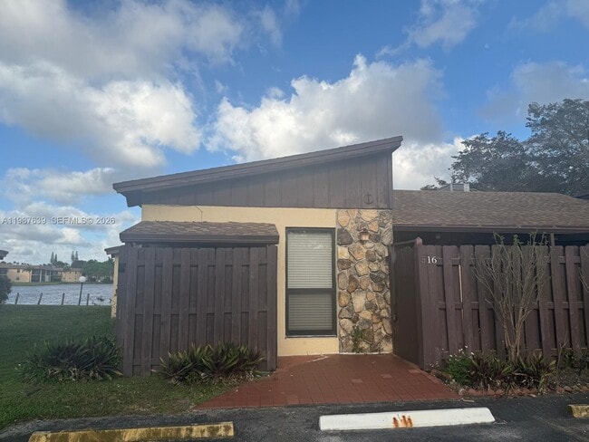 property at 516 Briarwood Cir