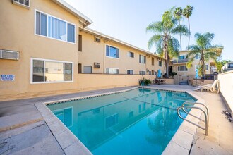 Corteen Place Apartments in Valley Village, CA - Foto de edificio - Building Photo