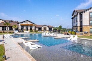 Beacon on Westmoreland in Desoto, TX - Building Photo