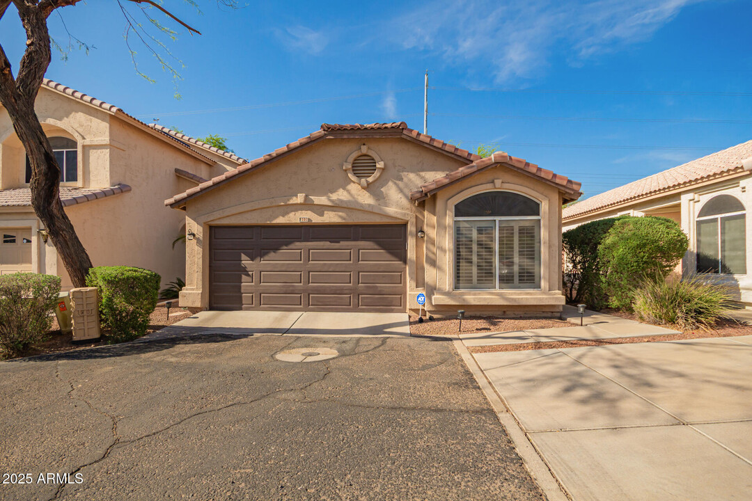 2221 E Union Hills Dr in Phoenix, AZ - Building Photo