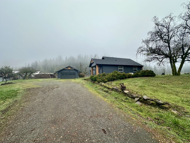 35749 S Dickey Prairie Rd in Molalla, OR - Building Photo - Building Photo