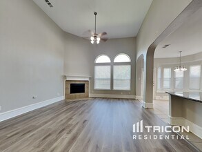 621 Bur Oak Dr in Burleson, TX - Foto de edificio - Building Photo