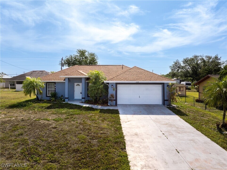 2207 NE 16th Pl in Cape Coral, FL - Building Photo