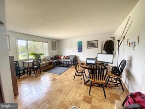 945 N Barton St-Unit -202 in Arlington, VA - Building Photo - Building Photo