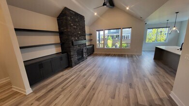 4707 SW Coyote Ave in Redmond, OR - Building Photo - Building Photo
