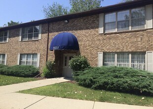 Isle Royal Apartments in Grosse Ile, MI - Foto de edificio - Building Photo