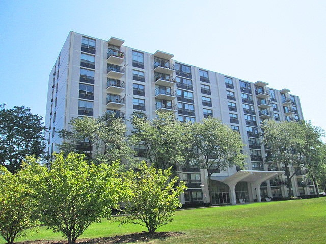 9001 Golf Rd in Des Plaines, IL - Building Photo - Building Photo