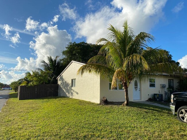 28057 SW 143rd Ct in Homestead, FL - Building Photo - Building Photo