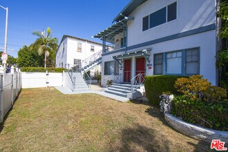 1040 N Crescent Heights Blvd in West Hollywood, CA - Foto de edificio - Building Photo