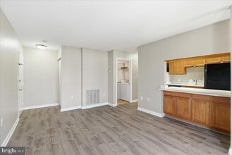 100 Westwick Ct, Unit 3 in Sterling, VA - Building Photo - Building Photo