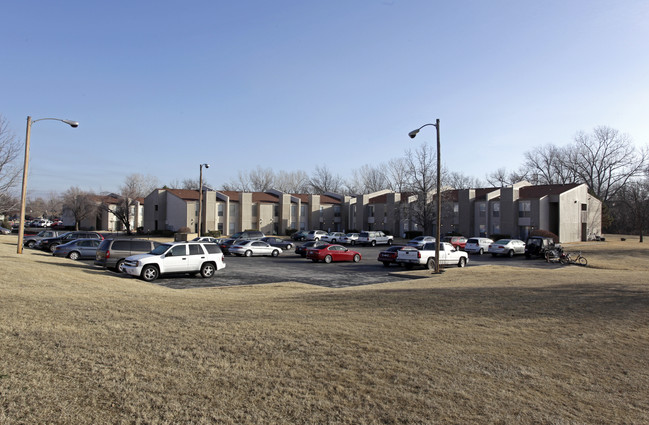 Treetop Apartments in Broken Arrow, OK - Foto de edificio - Building Photo