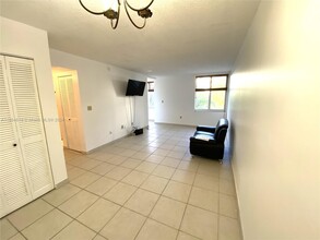 250 180th Dr in Sunny Isles Beach, FL - Building Photo - Building Photo
