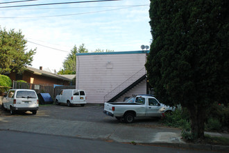 2021 SE Ash St in Portland, OR - Building Photo - Building Photo