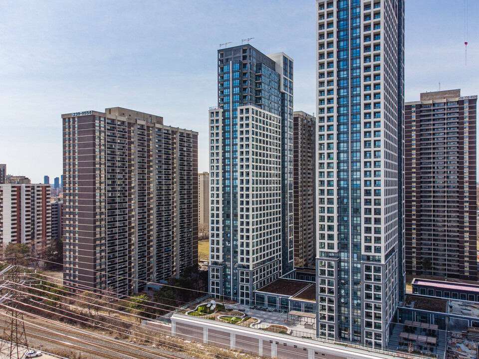 Bloorvista in Toronto, ON - Building Photo