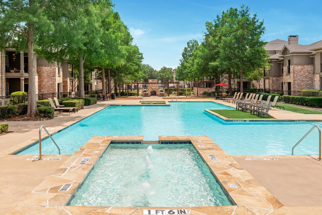 The Springs Of Indian Creek in Carrollton, TX - Foto de edificio