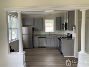 200 Freeman St in Woodbridge Township, NJ - Building Photo - Building Photo