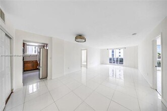 7928 West Dr in North Bay Village, FL - Foto de edificio - Building Photo