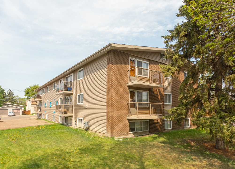 Willow Apartments in Edmonton, AB - Building Photo