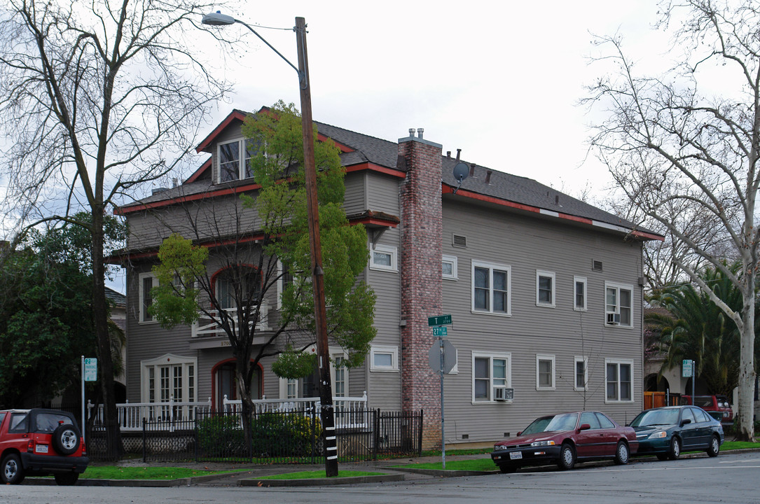 2700 T St in Sacramento, CA - Foto de edificio