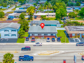 7031 Pembroke Rd in Pembroke Pines, FL - Foto de edificio - Building Photo