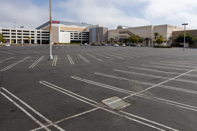 South Bay Social District in Redondo Beach, CA - Foto de edificio - Building Photo