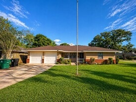 6859 Roxbury Rd in Houston, TX - Building Photo