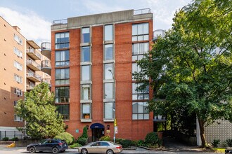 4476 Sainte-Catherine Rue O in Westmount, QC - Building Photo - Building Photo