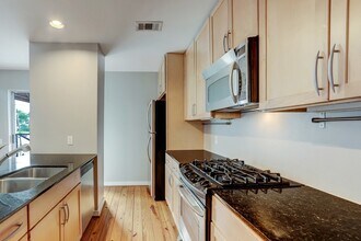 835 Saulnier St in Houston, TX - Foto de edificio - Building Photo