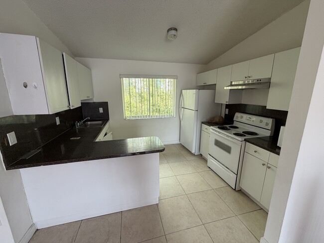 8023 Lake Dr, Unit 205 in Doral, FL - Foto de edificio - Building Photo