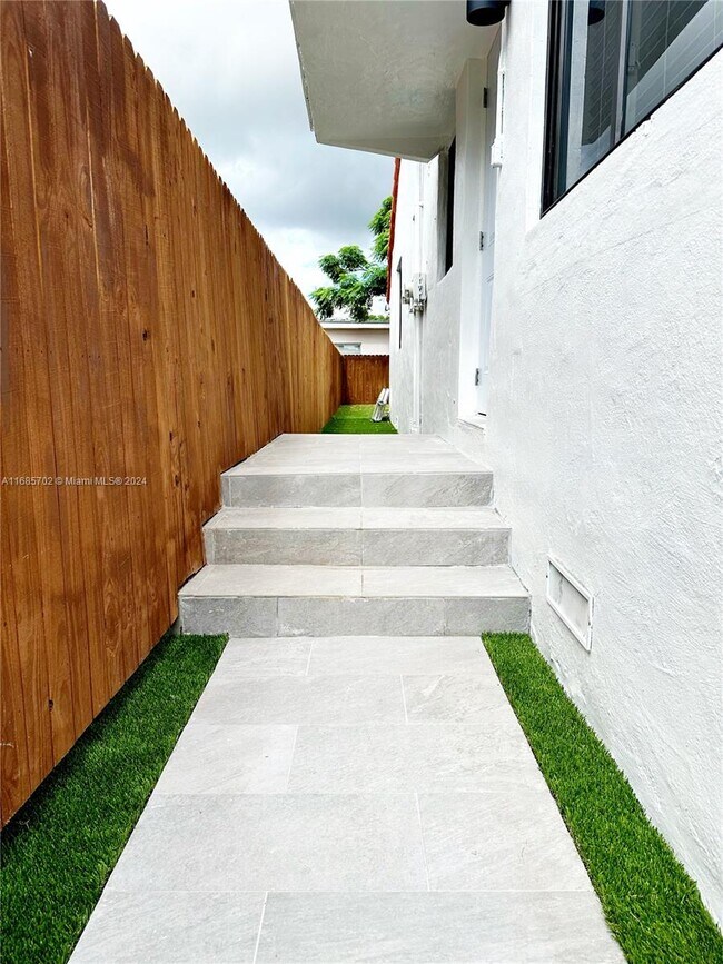3047 SW 21st St-Unit -3047 in Miami, FL - Building Photo - Building Photo