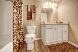 Brookwood Village in Oklahoma City, OK - Foto de edificio - Building Photo