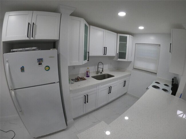 3265 Griffin Rd, Unit 103 in Fort Lauderdale, FL - Building Photo - Building Photo