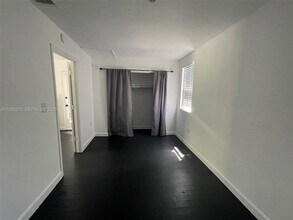 210 NE 110th St in Miami, FL - Foto de edificio - Building Photo