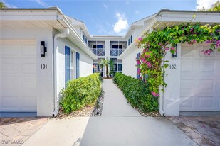 7045 Barrington Cir in Naples, FL - Building Photo