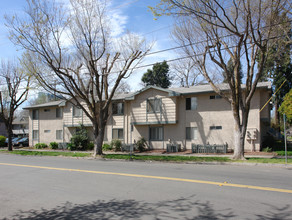 D Street Apartments in Sacramento, CA - Building Photo - Building Photo