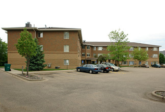 Willow Wood Apartments in White Bear Lake, MN - Foto de edificio - Building Photo