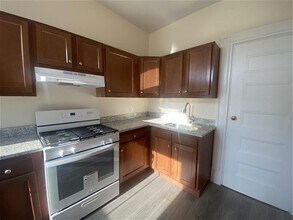 16 Ware St in Cambridge, MA - Foto de edificio - Building Photo