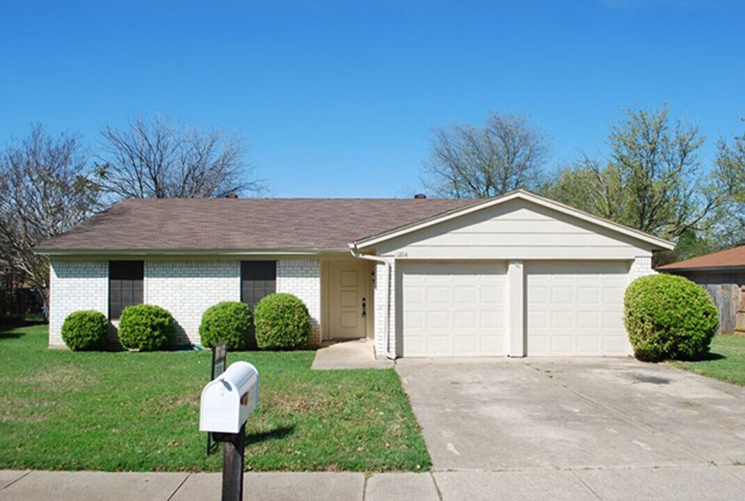 1204 Celeste St in Crowley, TX - Building Photo