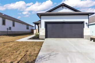 141 Quiet Man Dr in Jarrell, TX - Building Photo - Building Photo