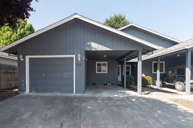 565 Primrose Dr in Central Point, OR - Building Photo - Building Photo
