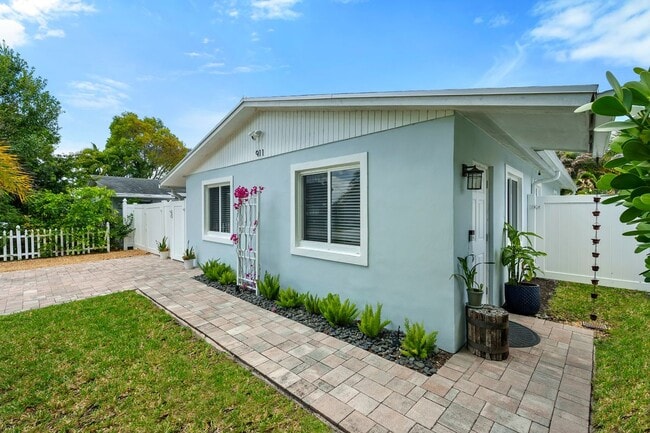 911 W Hawie St in Jupiter, FL - Foto de edificio - Building Photo