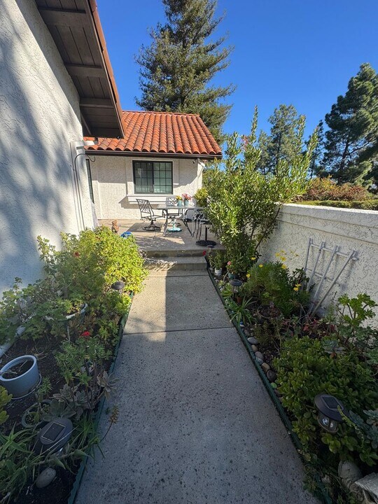 16446 Av. Venusto in San Diego, CA - Foto de edificio