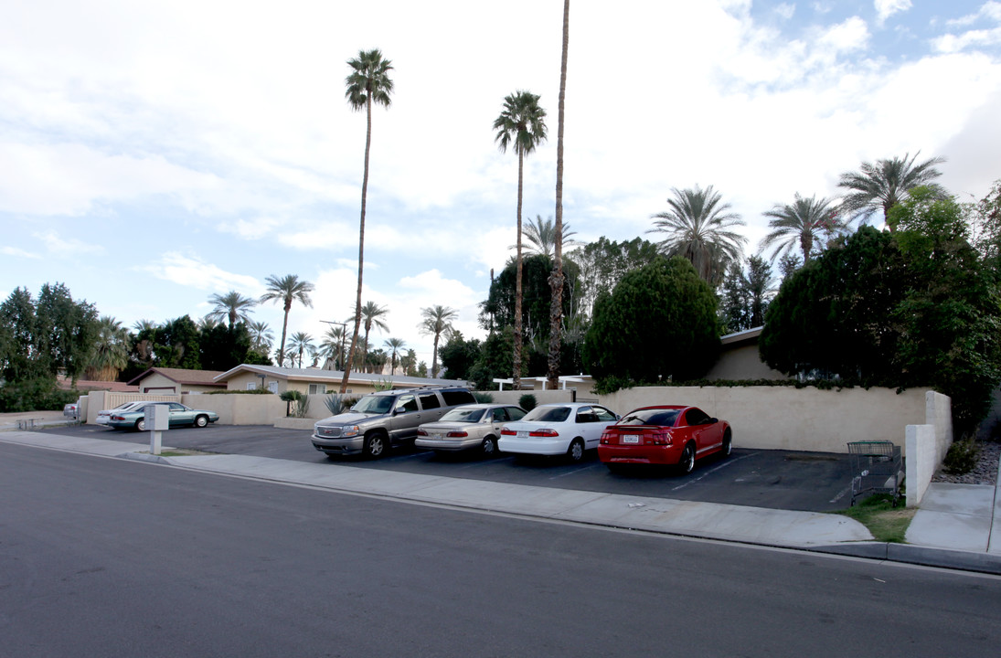 73301 Guadalupe Ave in Palm Desert, CA - Foto de edificio