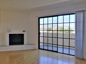 Denny Avenue Apartments in North Hollywood, CA - Foto de edificio - Building Photo