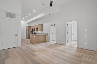 308 Oak St, Unit 101 in Slinger, WI - Building Photo - Building Photo