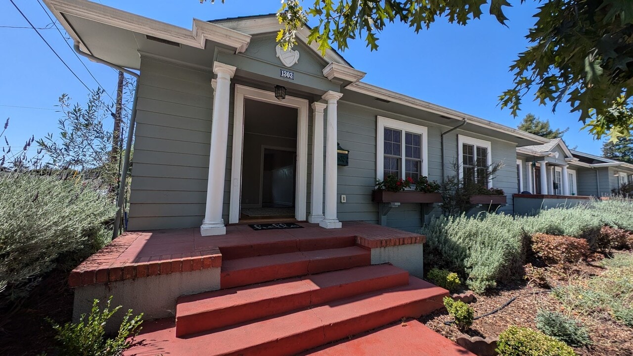1303 Laurel St in Santa Cruz, CA - Building Photo